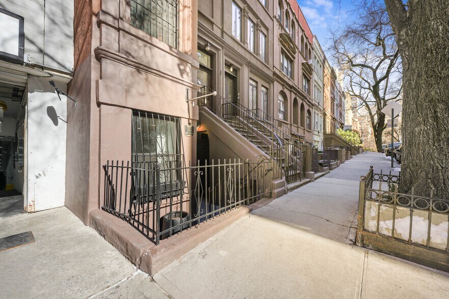 165 W 95th St, New York, NY à louer - Photo du bâtiment - Image 3 de 8
