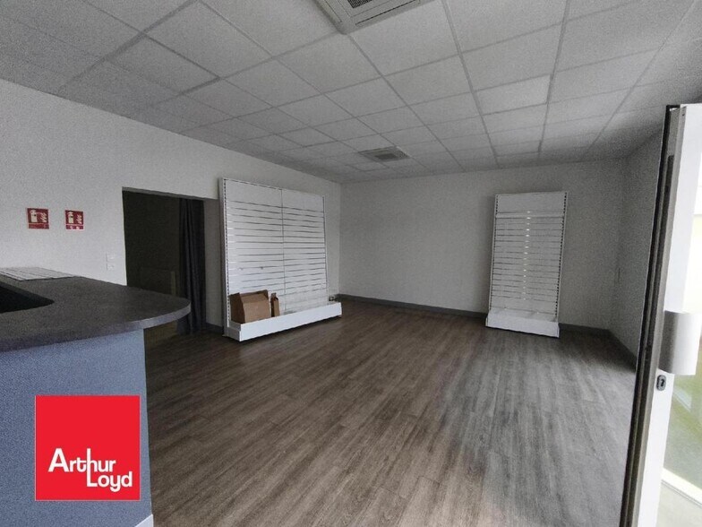 Flex in Morancez for lease - Interior Photo - Image 2 of 3
