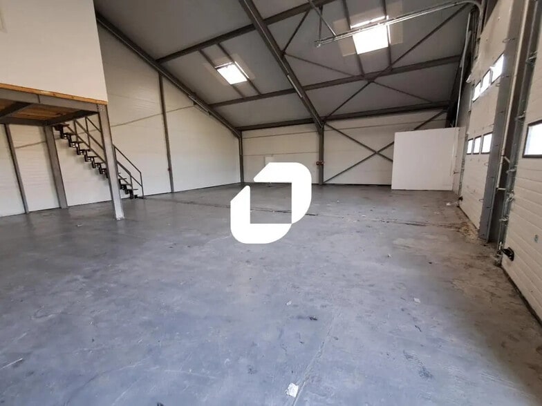 Flex in Fretin for lease - Interior Photo - Image 3 of 6