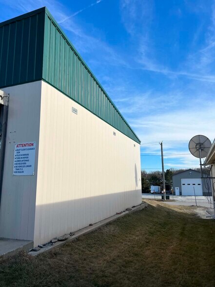 Car Wash Portfolio Sale portefeuille de 2 propriétés à vendre sur LoopNet.ca - Photo du bâtiment - Image 2 de 12