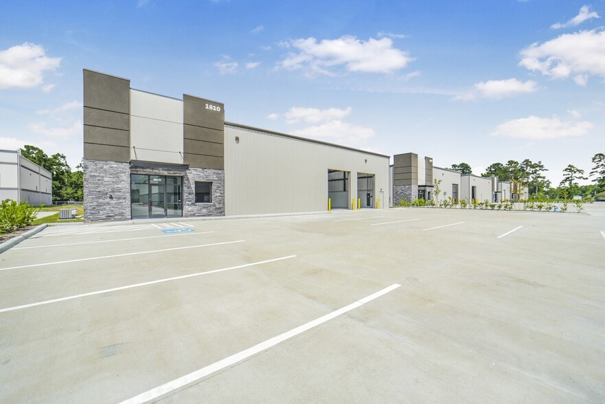 1800 Meadow Edge Ln, Spring, TX for lease - Building Photo - Image 1 of 32