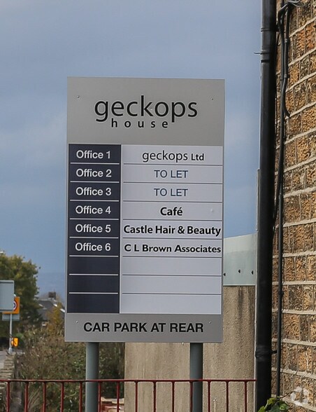 291 Wakefield Rd, Lepton for lease - Building Photo - Image 3 of 7