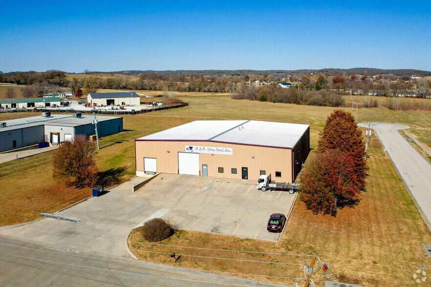 1821 Commerce Dr, Tonganoxie, KS à vendre - Photo du bâtiment - Image 3 de 8