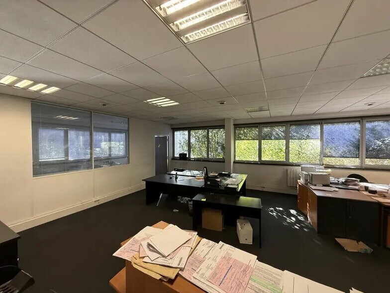 Bureau dans Villeneuve-la-Garenne à louer - Photo du bâtiment - Image 2 de 11