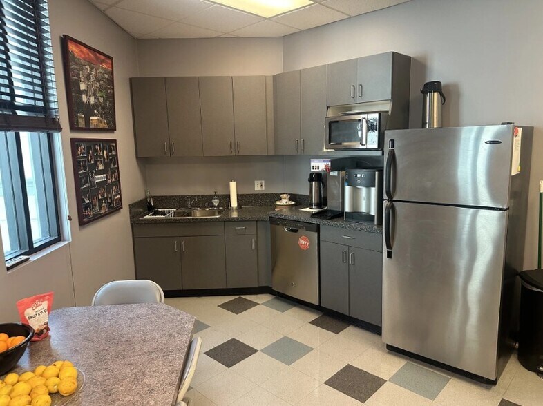 8570-8608 Utica Ave, Rancho Cucamonga, CA à vendre - Photo intérieure - Image 3 de 9