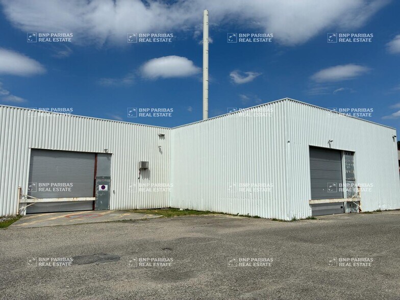 Retail in Pessac for lease - Building Photo - Image 2 of 5