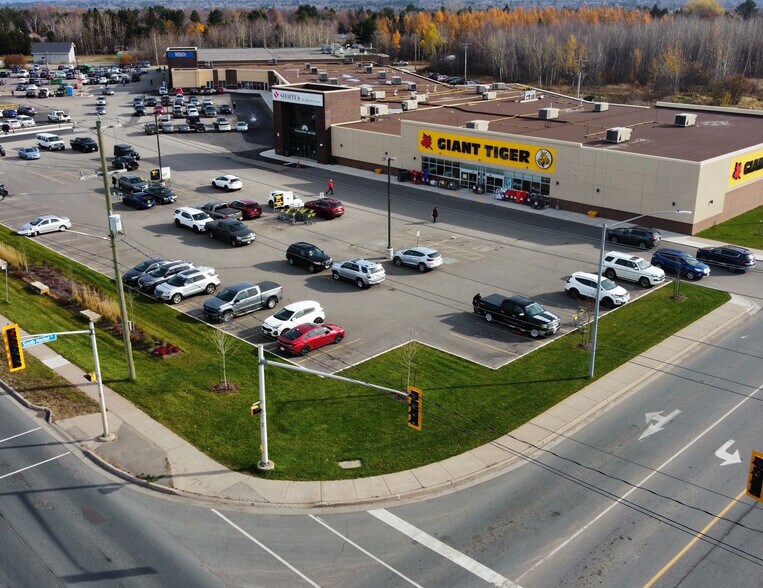 625 Trunk Rd, Sault Ste Marie, ON à louer - Photo du bâtiment - Image 3 de 4