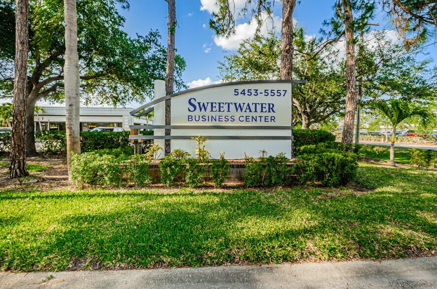 5461 W Waters Ave, Tampa, FL à louer - Autre - Image 2 de 8