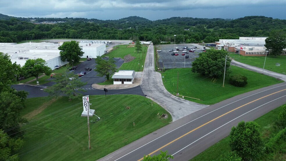 981 Industrial Park Rd, Columbia, TN à louer - Vidéo sur l’inscription commerciale - Image 2 de 44