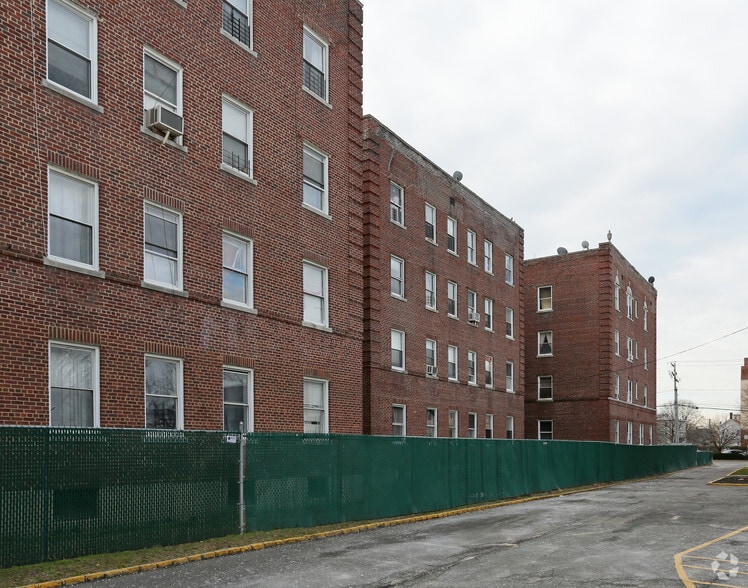 54 Greenwich St, Hempstead, NY à vendre - Photo du bâtiment - Image 2 de 4
