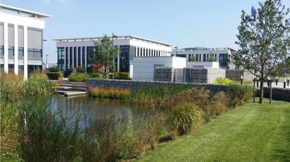Bureau dans Élancourt à louer - Photo du bâtiment - Image 3 de 26