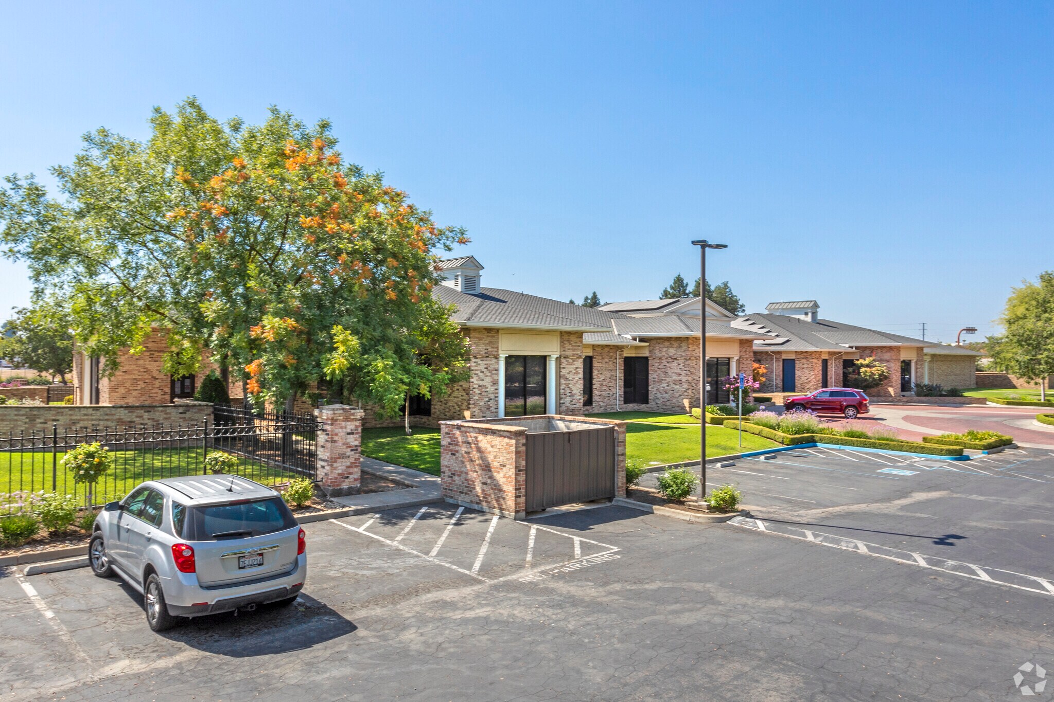 8221-8227 N Fresno St, Fresno, CA à louer Photo principale- Image 1 de 14