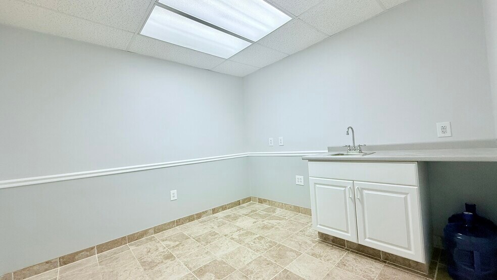 561 Cranbury Rd, East Brunswick, NJ à vendre - Photo du bâtiment - Image 3 de 41