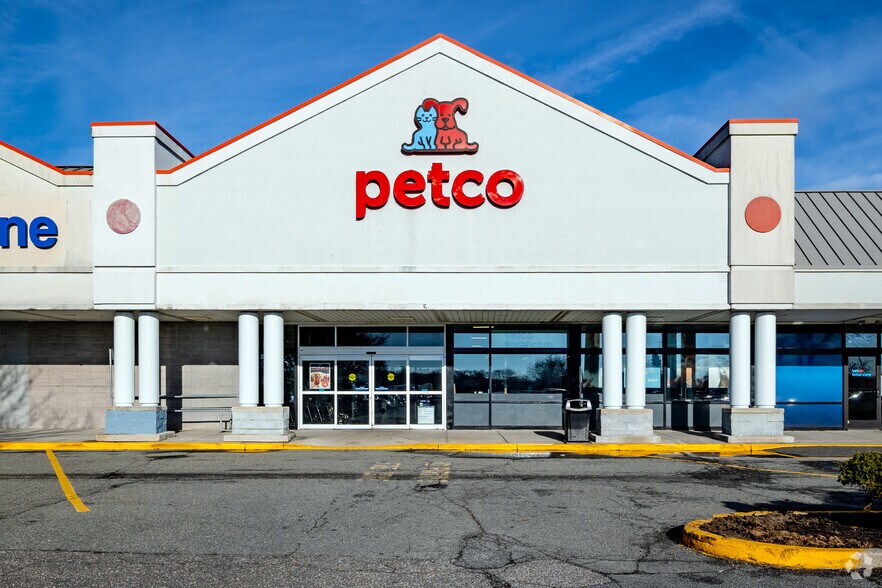 367-425 N Service Rd, Patchogue, NY for lease - Building Photo - Image 3 of 13