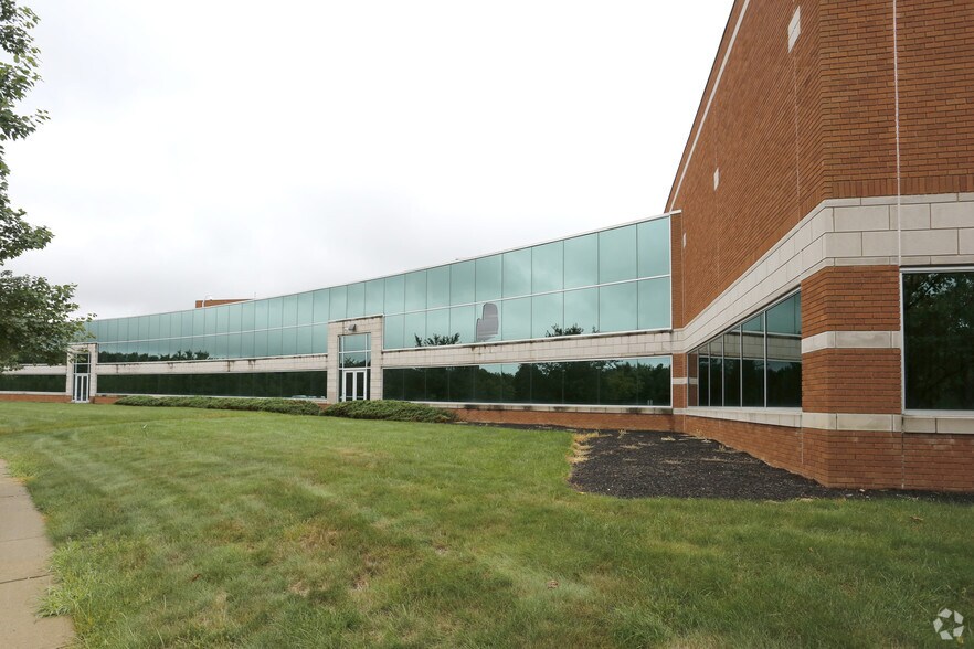 6 Cedar Brook Dr, Cranbury, NJ à louer - Photo du bâtiment - Image 3 de 4