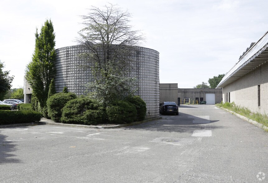 44 W Jefryn Blvd, Deer Park, NY à louer - Photo du bâtiment - Image 2 de 3