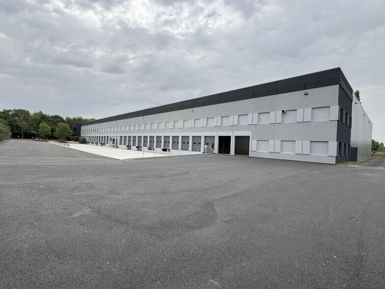 Industrial in Lisses for lease - Building Photo - Image 2 of 13