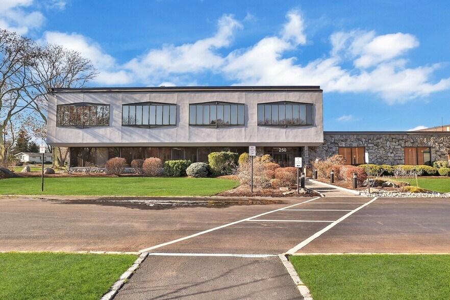 240-260 W Nyack Rd, West Nyack, NY à louer - Photo du bâtiment - Image 2 de 32