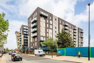 Plus de détails pour 345 High Rd, Wembley - Commerce de détail à louer