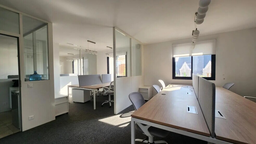 Office in Courbevoie for lease - Building Photo - Image 3 of 9