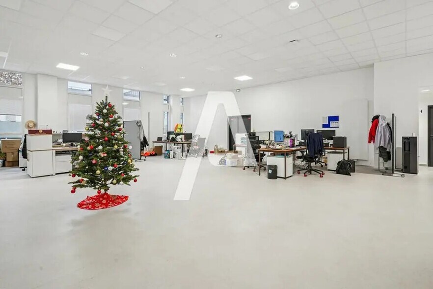 Flex in Rungis for lease - Interior Photo - Image 1 of 5