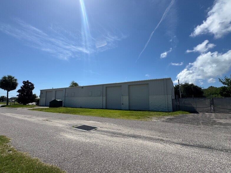 2430 S Nova Rd, Daytona Beach, FL à louer - Photo du bâtiment - Image 3 de 8