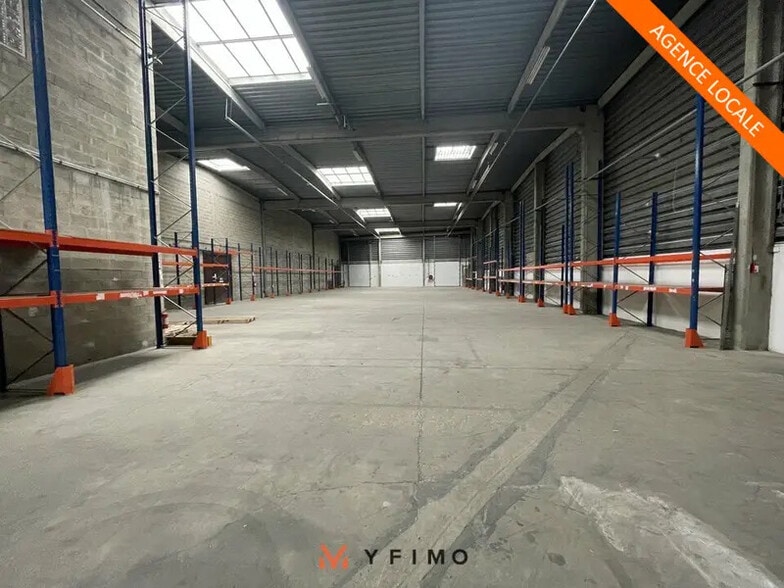 Flex in Épône for lease - Building Photo - Image 1 of 6
