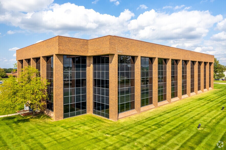 4201 Westown Pky, West Des Moines, IA à louer - Photo du bâtiment - Image 2 de 7