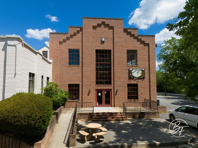 144 Runnymeade rd, Bunker Hill, WV for sale - Building Photo - Image 1 of 30