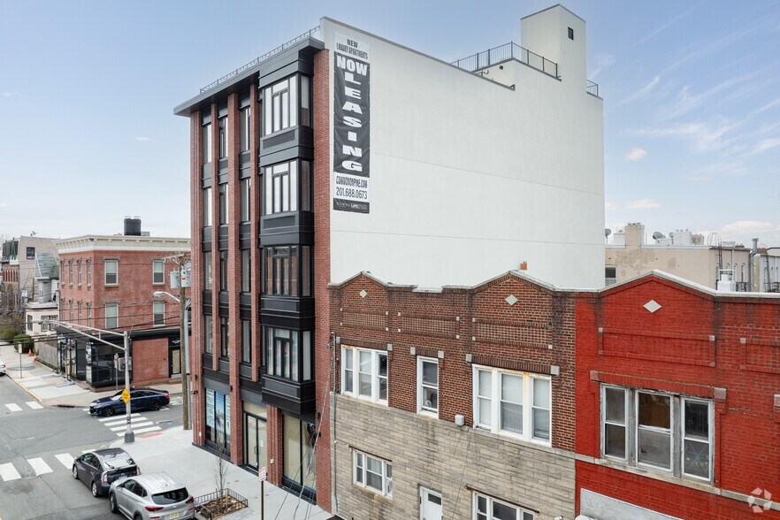327 Communipaw Ave, Jersey City, NJ à louer - Photo du bâtiment - Image 2 de 5