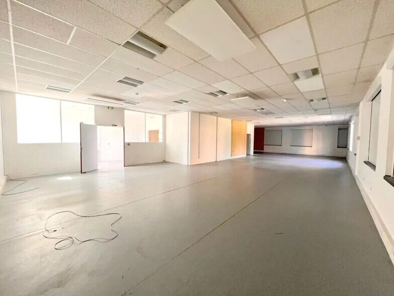 Local d'activités dans Montigny-le-Bretonneux à vendre - Photo intérieure - Image 2 de 14