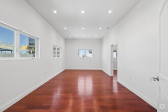 1112 N Sherbourne Dr, West Hollywood, CA for lease Interior Photo- Image 2 of 24