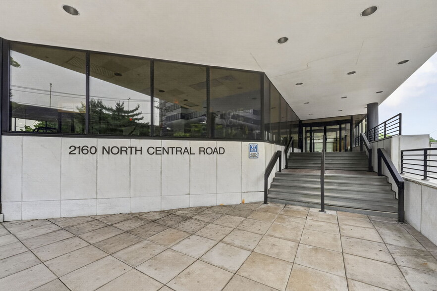 2160 N Central Rd, Fort Lee, NJ à louer - Photo du bâtiment - Image 3 de 31