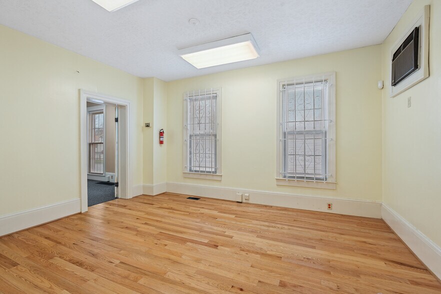 1015 E Center St, Warsaw, IN à vendre - Photo intérieure - Image 3 de 21
