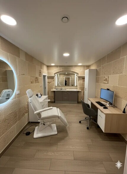 Retail in Neuilly-sur-Seine for lease - Interior Photo - Image 1 of 2