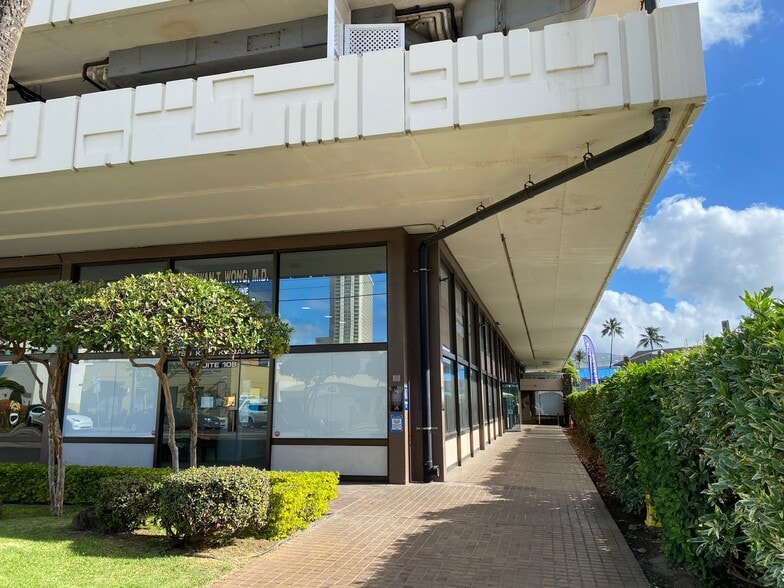 1750 Kalakaua Ave, Honolulu, HI à vendre - Photo du bâtiment - Image 2 de 11