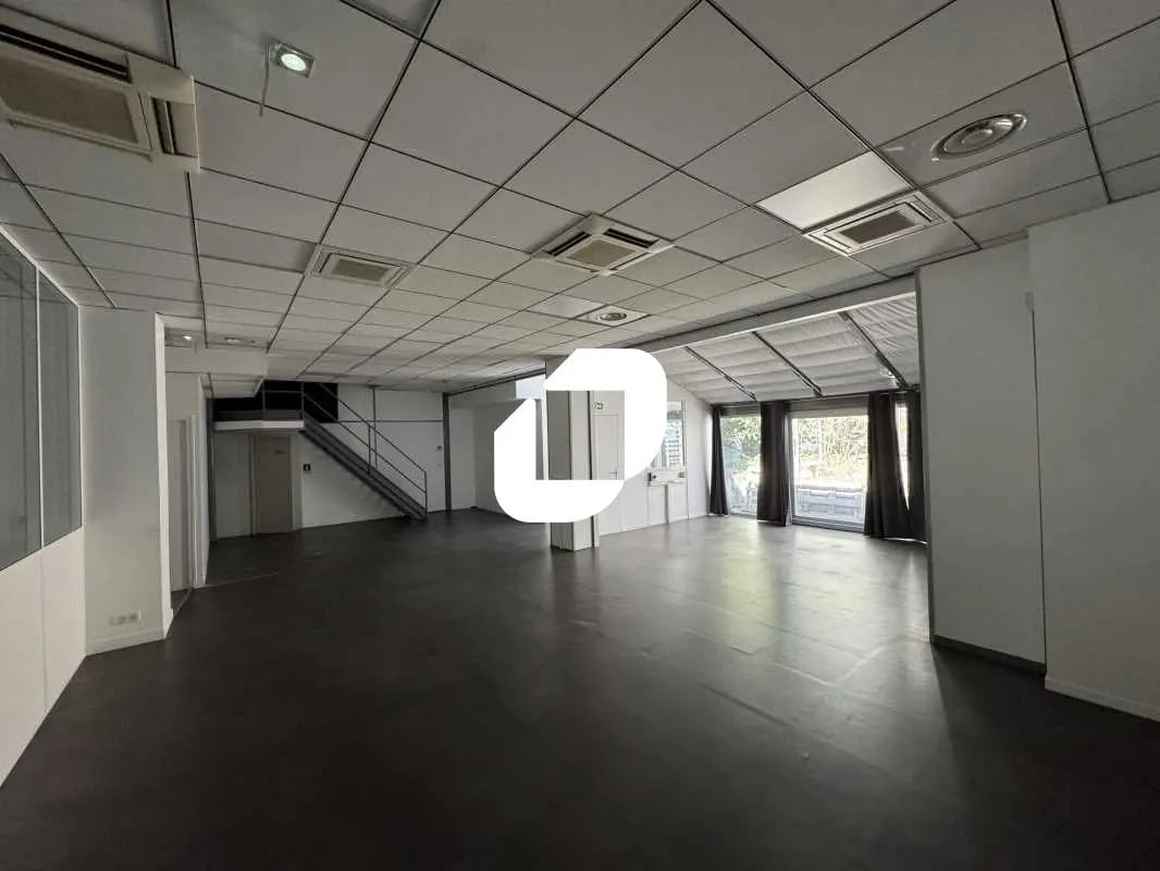 Office in Gentilly for lease Interior Photo- Image 1 of 9