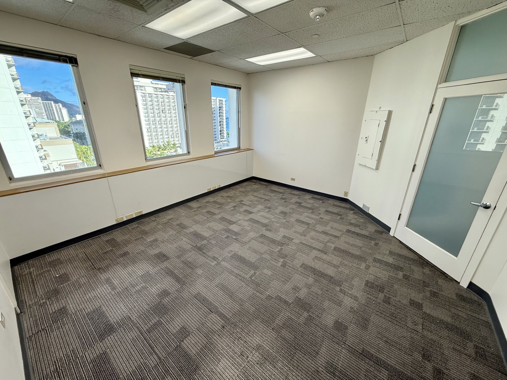 2270 Kalakaua Ave, Honolulu, HI for lease Interior Photo- Image 1 of 4