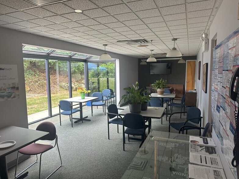 25 Amflex Dr, Cranston, RI à vendre - Photo du bâtiment - Image 2 de 9