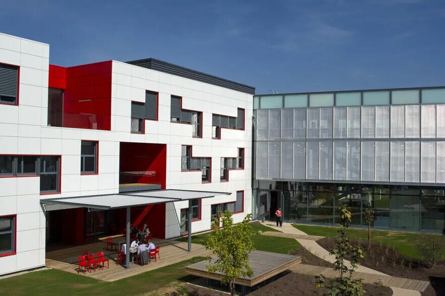 Flex dans Dardilly à louer - Photo du bâtiment - Image 3 de 13