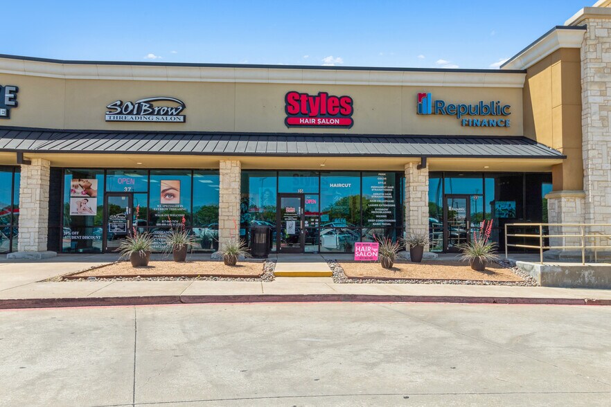 910-1012 S Crowley Rd, Crowley, TX à louer - Photo du bâtiment - Image 3 de 4