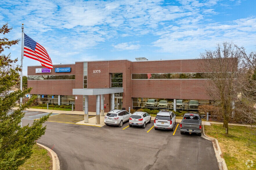 1375 S Lapeer Rd, Lake Orion, MI à louer - Photo du bâtiment - Image 2 de 7