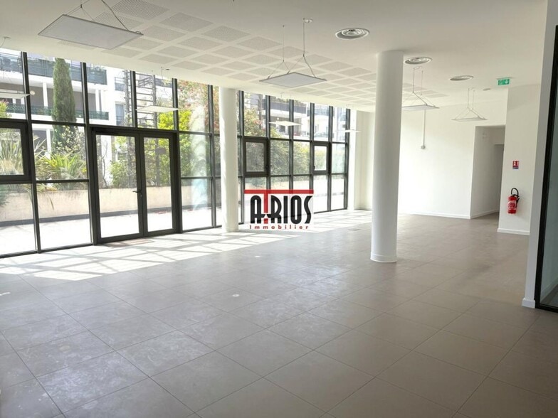 Retail in Toulon for lease - Interior Photo - Image 2 of 12