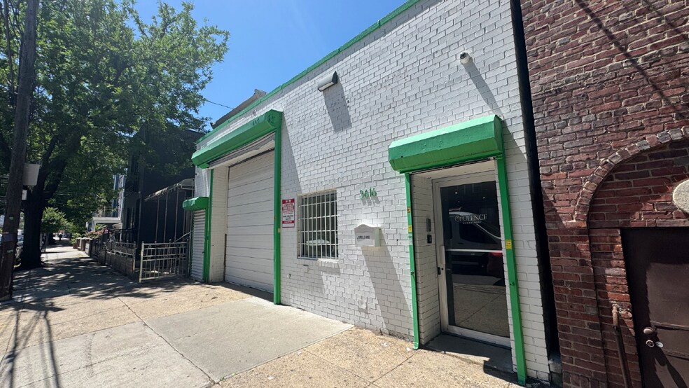 36-16 29th St, Long Island City, NY à vendre - Photo du bâtiment - Image 1 de 9