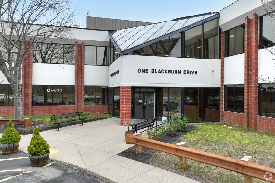 One Blackburn Dr, Gloucester, MA à louer - Photo principale - Image 1 de 3