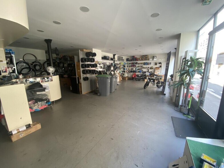 Retail in Paris for lease - Interior Photo - Image 3 of 4