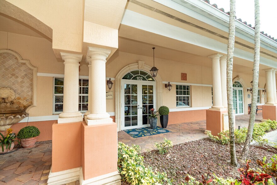 102 NW 100th Ave, Plantation, FL à vendre - Photo du bâtiment - Image 2 de 27