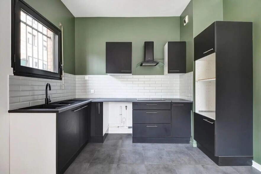 29 Rue De La Plaine, Paris for sale - Interior Photo - Image 2 of 12