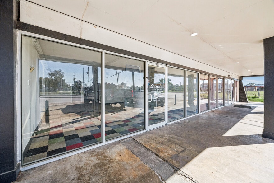 5600 Yale St, Houston, TX for lease - Building Photo - Image 3 of 7