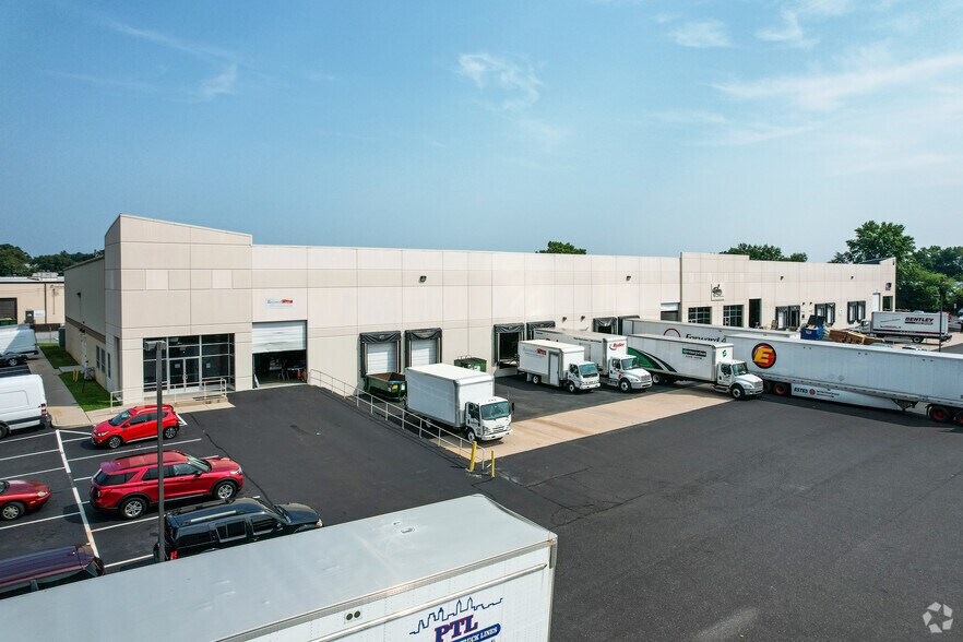 525 Kaiser Dr, Folcroft, PA à louer - Photo du bâtiment - Image 2 de 3